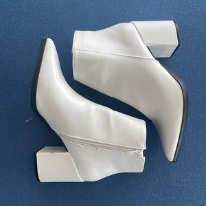 WHITE LEATHER POINTED TOE BOOTIES